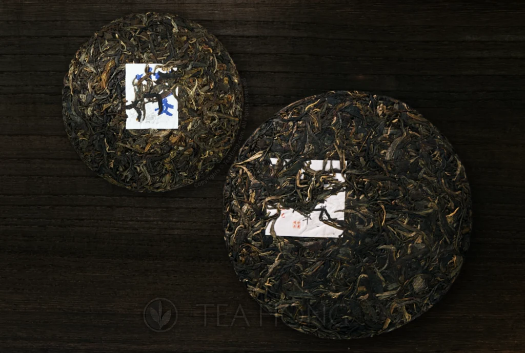 Two cha bings each of a different size: a 200 g on the left and a 357g on the right.