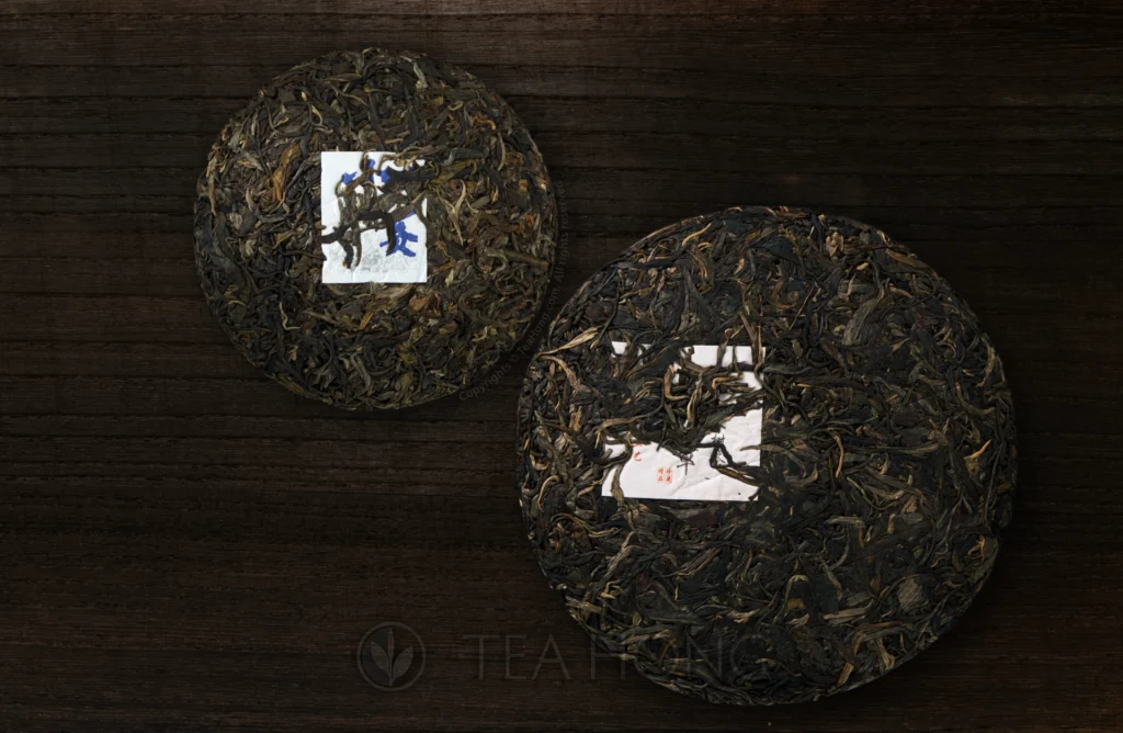 Two cha bings each of a different size: a 200 g on the left and a 357g on the right.