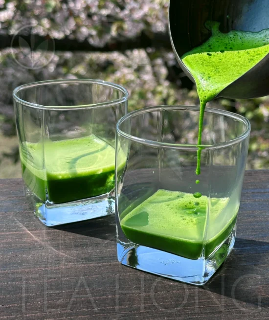 Nishio Matcha semi- Koicha as scotch The intensely green matcha liquor being poured into a glass. The viscosity is so tense that the body of the pouring liquid is captured like a small pillar broken in the middle in mid-air