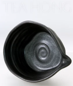 Minoyaki chawan: Black Spout