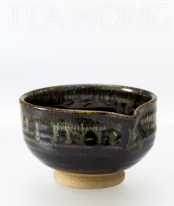 Kasengama katakuchi chawan: Flowing Glaze
