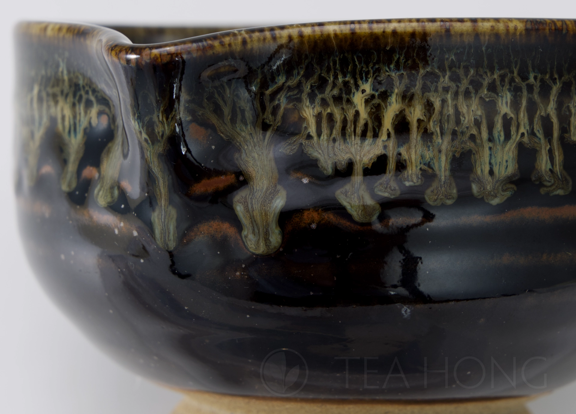 Kasengama katakuchi chawan: Flowing Glaze