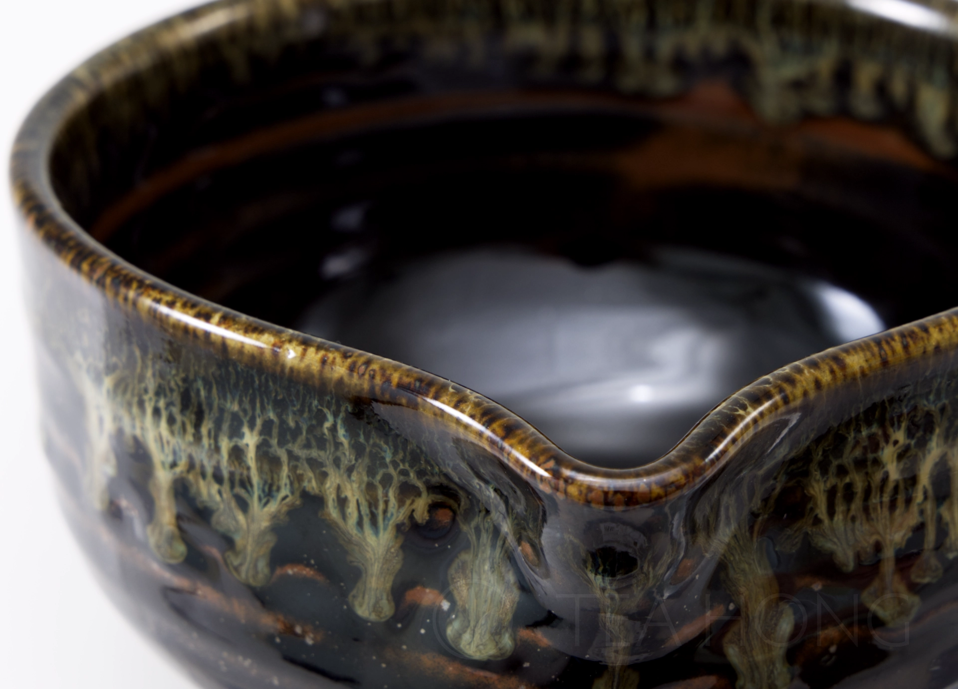 Kasengama katakuchi chawan: Flowing Glaze