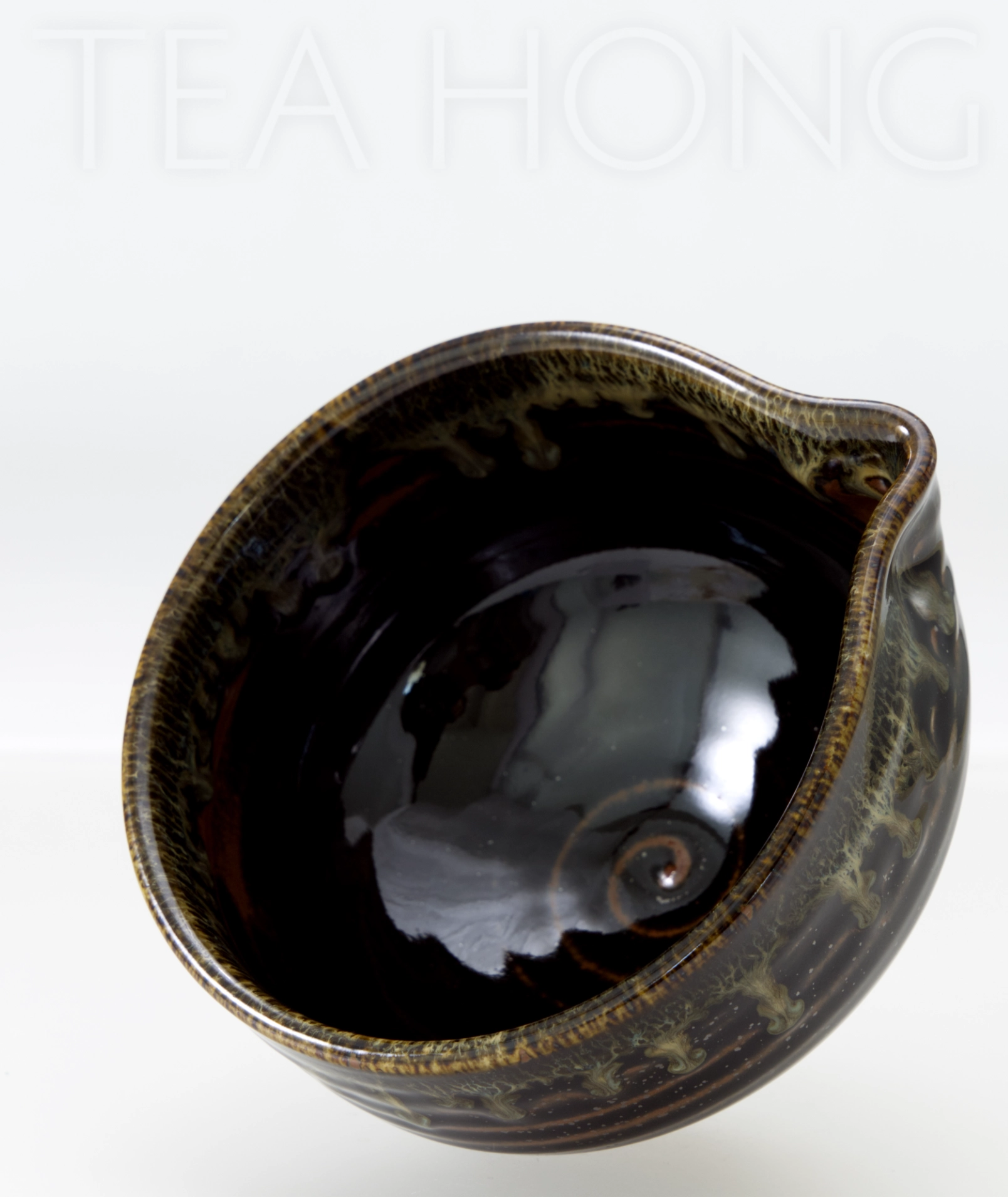 Kasengama katakuchi chawan: Flowing Glaze