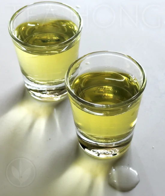 Infusion colour of Little Tangerine The clear, brightly lime yellow liquor of Little Tangerine
