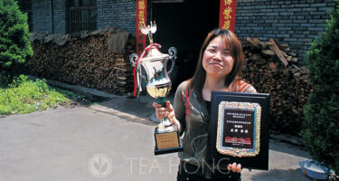 Xiao Fan with Trophy