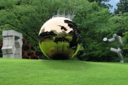 Arnaldo Pomodoro, Sphere within a Sphere